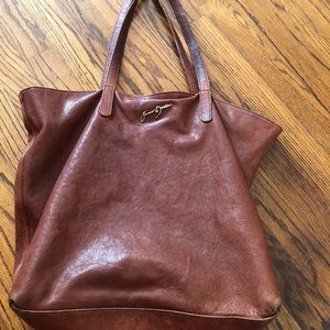 Women’s leather tote bag
